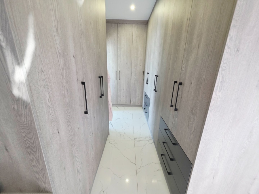 5 Bedroom Property for Sale in Sandown Western Cape